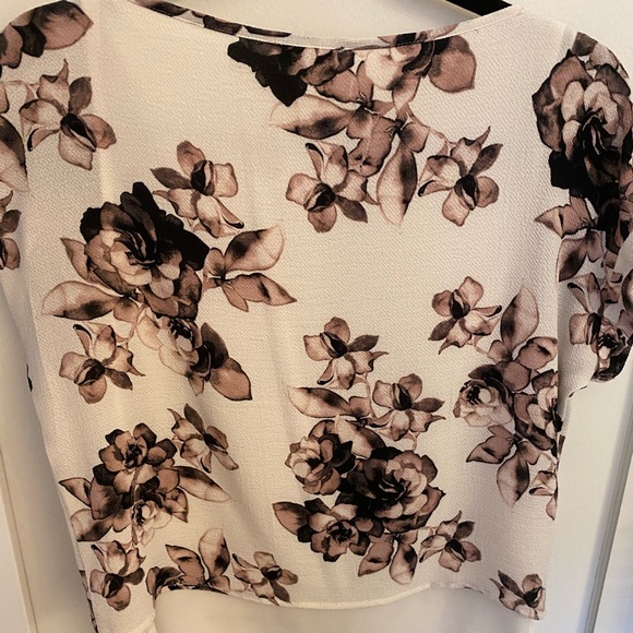 Dynamite Floral Short Sleeved Blouse - Picture 4 of 5